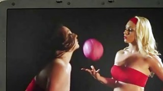 泳池里的金发性感美女被黑人的大长屌干的爽翻天了